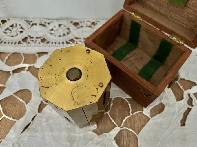 Instrument de Géomètre Ancien : Équerre d'Arpenteur Laiton & Boîte Bois - Cabinet de Curiosités