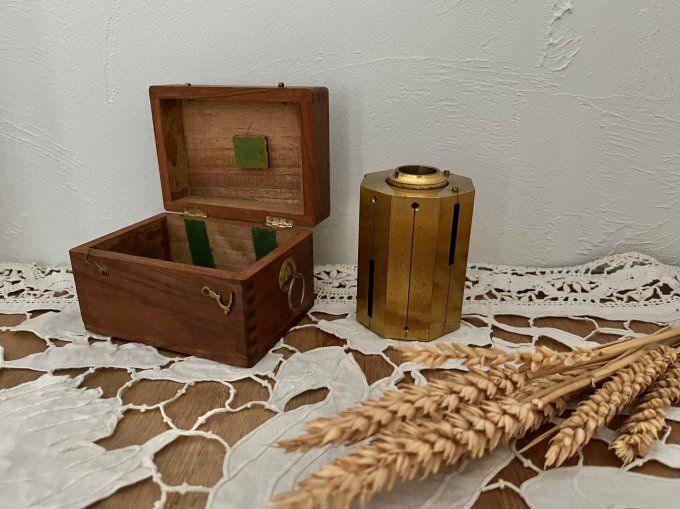 Instrument de Géomètre Ancien : Équerre d'Arpenteur Laiton & Boîte Bois - Cabinet de Curiosités