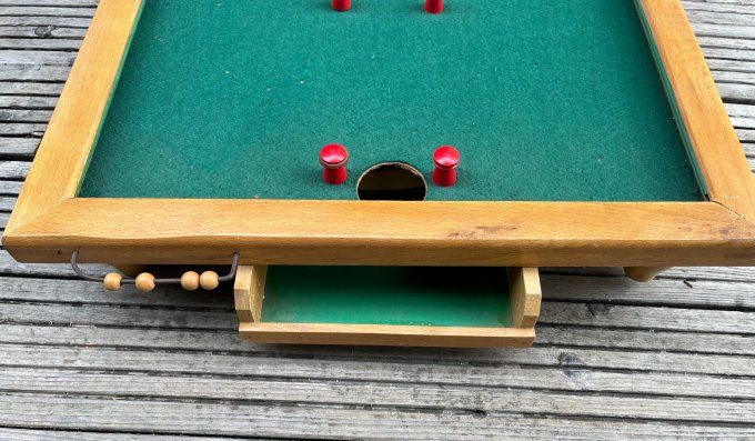 Jeu de billard à bouchon de table ancien en bois et ses accessoires