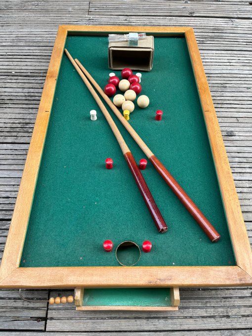 Jeu de billard à bouchon de table ancien en bois et ses accessoires