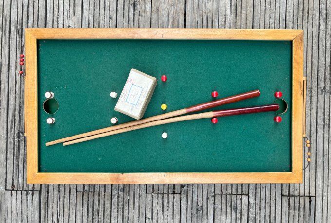 Jeu de billard à bouchon de table ancien en bois et ses accessoires