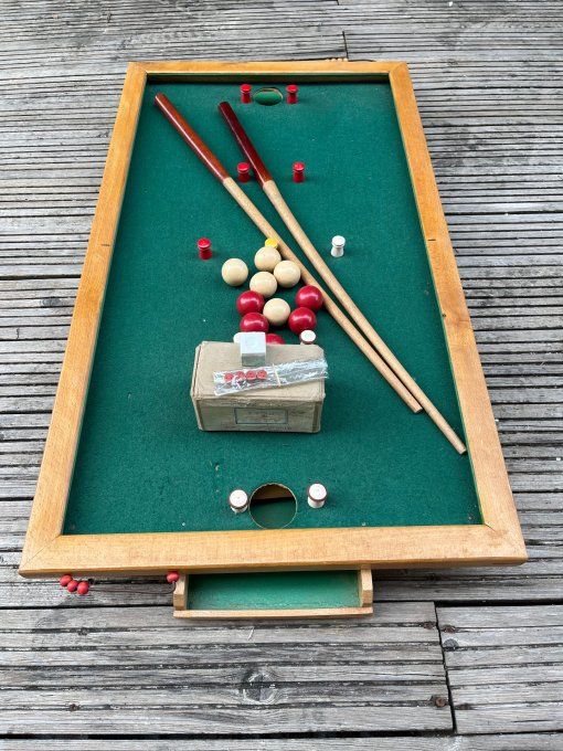 Jeu de billard à bouchon de table ancien en bois et ses accessoires