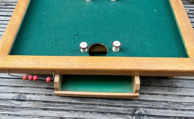 Jeu de billard à bouchon de table ancien en bois et ses accessoires