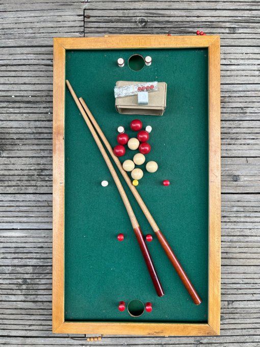 Jeu de billard à bouchon de table ancien en bois et ses accessoires
