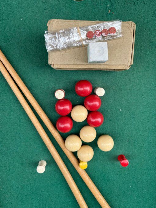 Jeu de billard à bouchon de table ancien en bois et ses accessoires