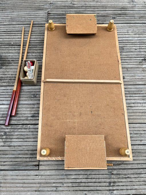 Jeu de billard à bouchon de table ancien en bois et ses accessoires