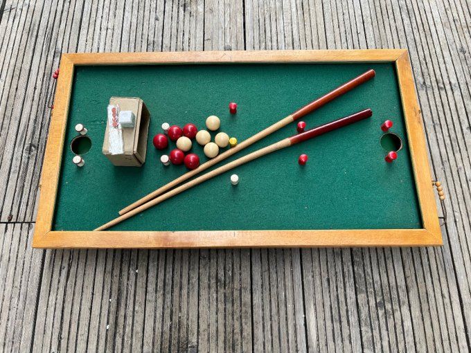 Jeu de billard à bouchon de table ancien en bois et ses accessoires