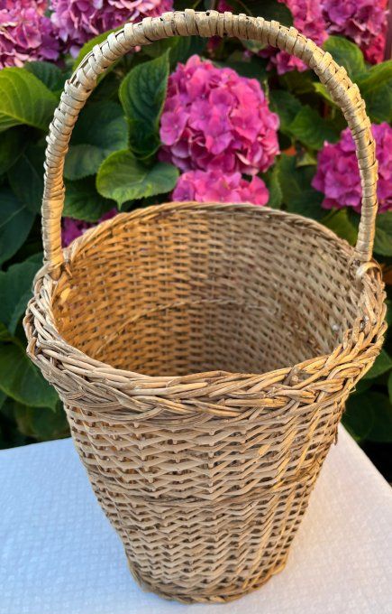 Joli panier en osier pour le marché, le pique-nique ...
