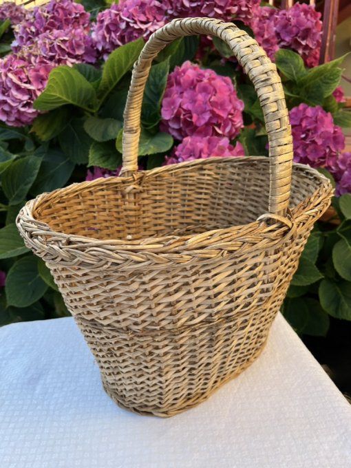Joli panier en osier pour le marché, le pique-nique ...