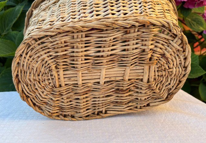 Joli panier en osier pour le marché, le pique-nique ...