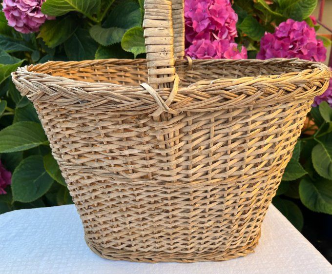 Joli panier en osier pour le marché, le pique-nique ...