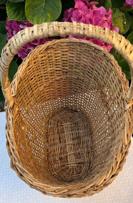 Joli panier en osier pour le marché, le pique-nique ...