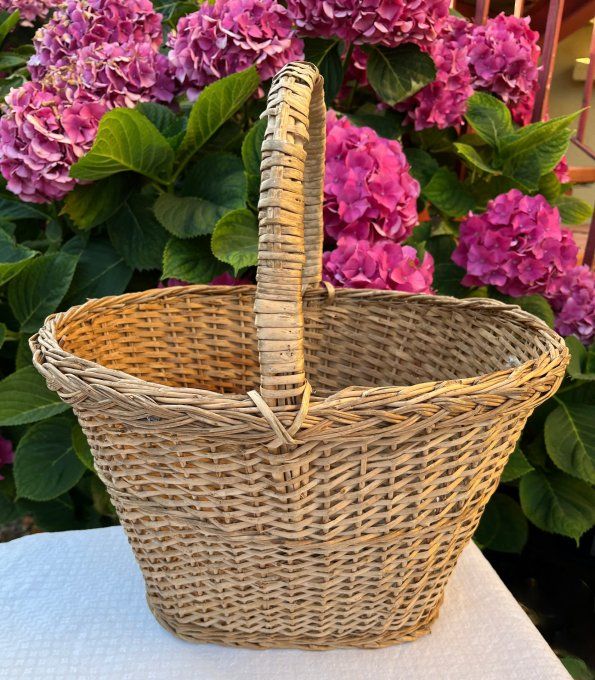 Joli panier en osier pour le marché, le pique-nique ...