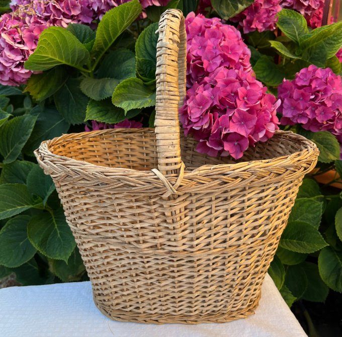 Joli panier en osier pour le marché, le pique-nique ...