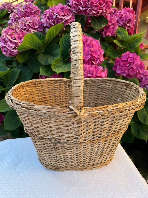 Joli panier en osier pour le marché, le pique-nique ...