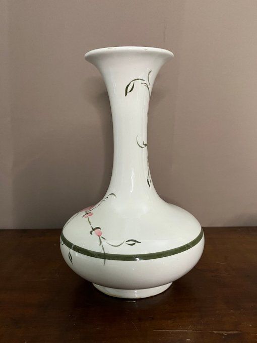 Joli vase décoré d'une guirlande de fleurs roses