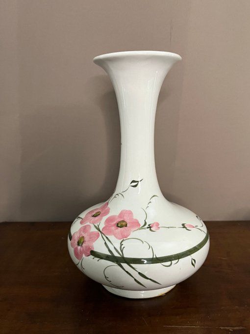 Joli vase décoré d'une guirlande de fleurs roses