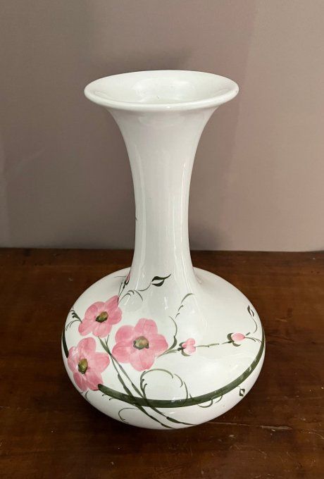 Joli vase décoré d'une guirlande de fleurs roses