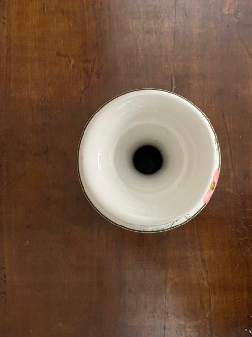 Joli vase décoré d'une guirlande de fleurs roses