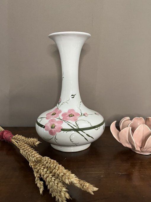 Joli vase en céramique, décoré d'une guirlande de fleurs roses estampille signé