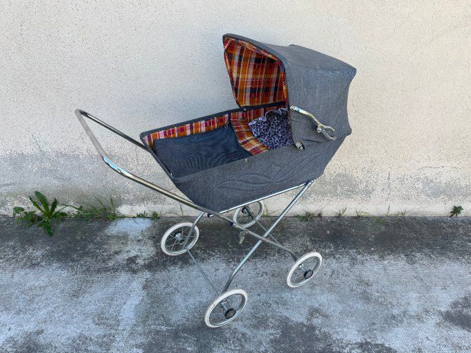 Jolie poussette / landau pour poupée,  jouet vintage