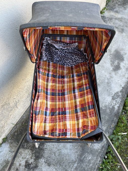 Jolie poussette / landau pour poupée,  jouet vintage