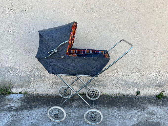 Jolie poussette / landau pour poupée,  jouet vintage