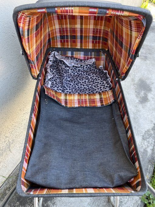 Jolie poussette / landau pour poupée,  jouet vintage