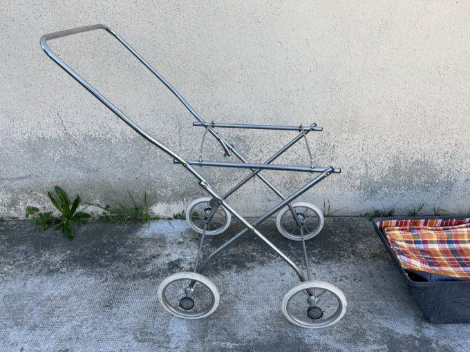 Jolie poussette / landau pour poupée,  jouet vintage