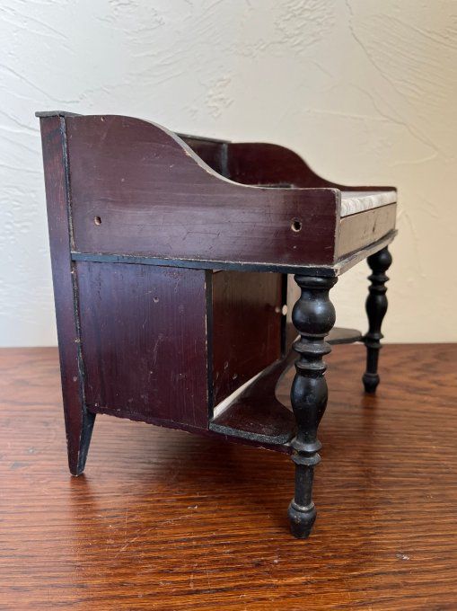 Jouet ancien, coiffeuse avec plateau en marbre, mobilier en bois pour poupée