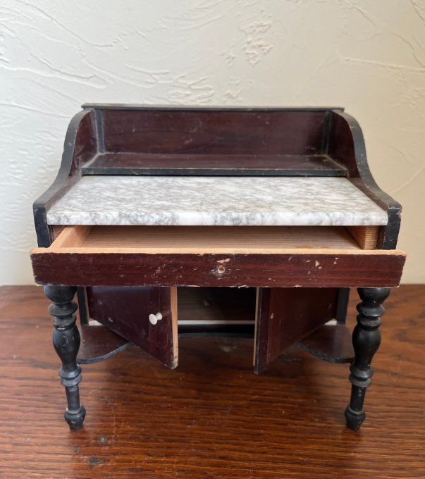 Jouet ancien, coiffeuse avec plateau en marbre, mobilier en bois pour poupée