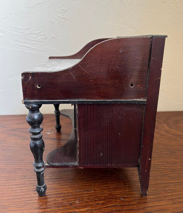 Jouet ancien, coiffeuse avec plateau en marbre, mobilier en bois pour poupée