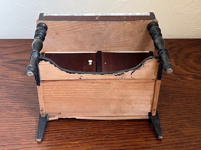 Jouet ancien, coiffeuse avec plateau en marbre, mobilier en bois pour poupée
