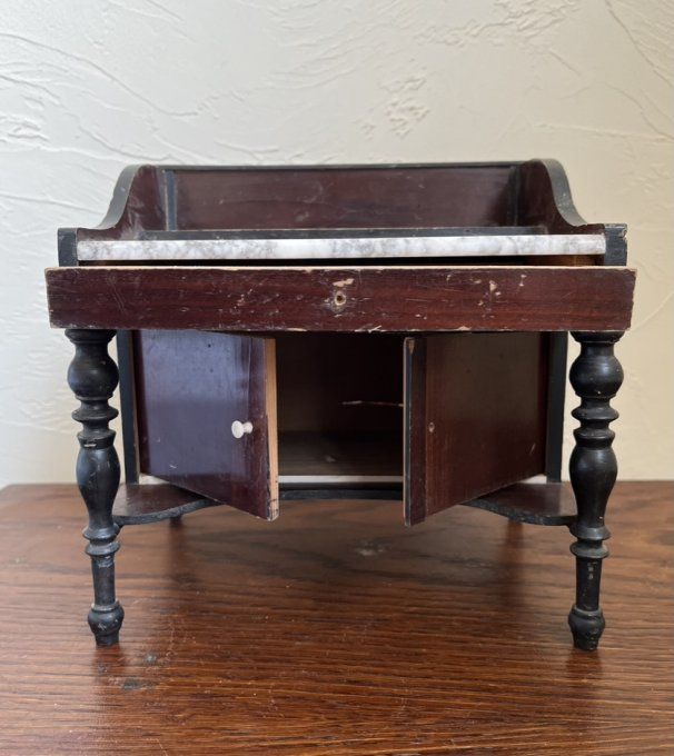 Jouet ancien, coiffeuse avec plateau en marbre, mobilier en bois pour poupée
