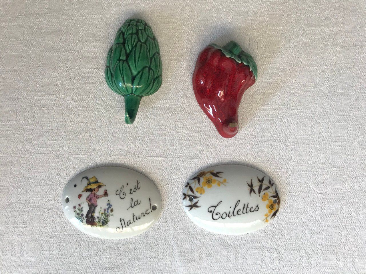 Lot, 2 plaques de porte pour toilettes en porcelaine de Limoges et 1 porte torchon,  vintage
