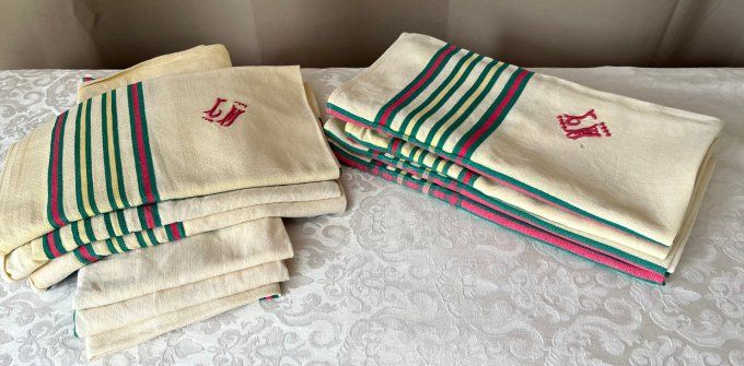 Lot 6 serviettes de table anciennes style basque, initiales brodées LM + 4 offertes