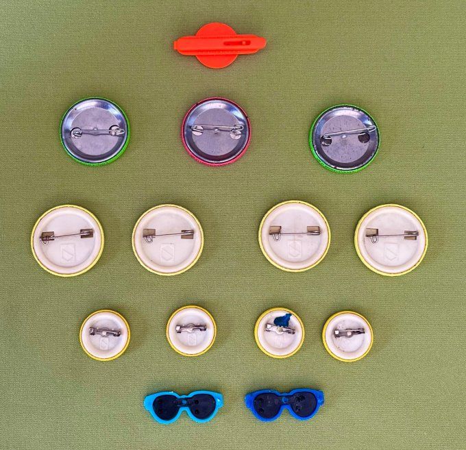 Lot de 11 badges vintage smileys des années 1970.