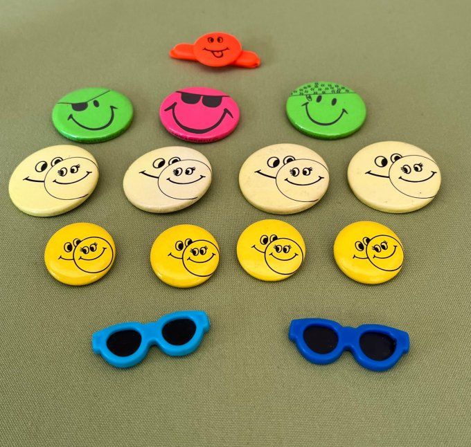 Lot de 11 badges vintage smileys des années 1970.
