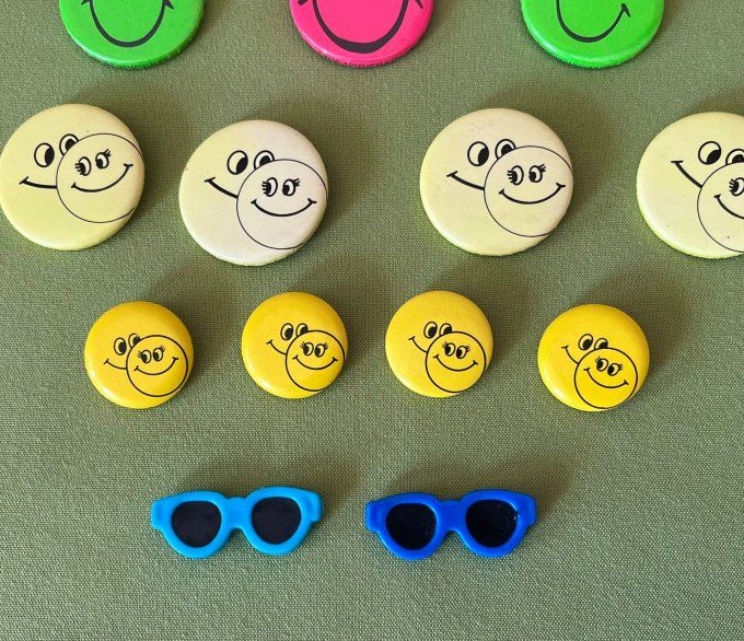 Lot de 11 badges vintage smileys des années 1970.
