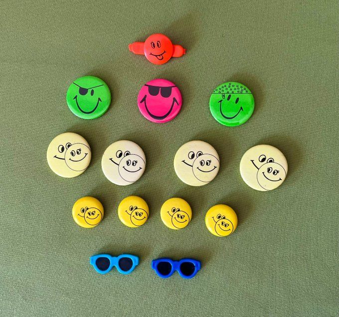 Lot de 11 badges vintage smileys des années 1970.