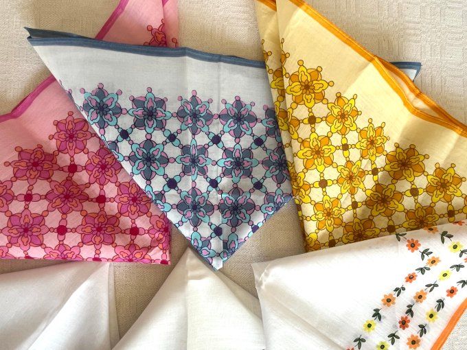 Lot de 12 mouchoirs vintage pour femme motifs floraux et géométriques 70s.