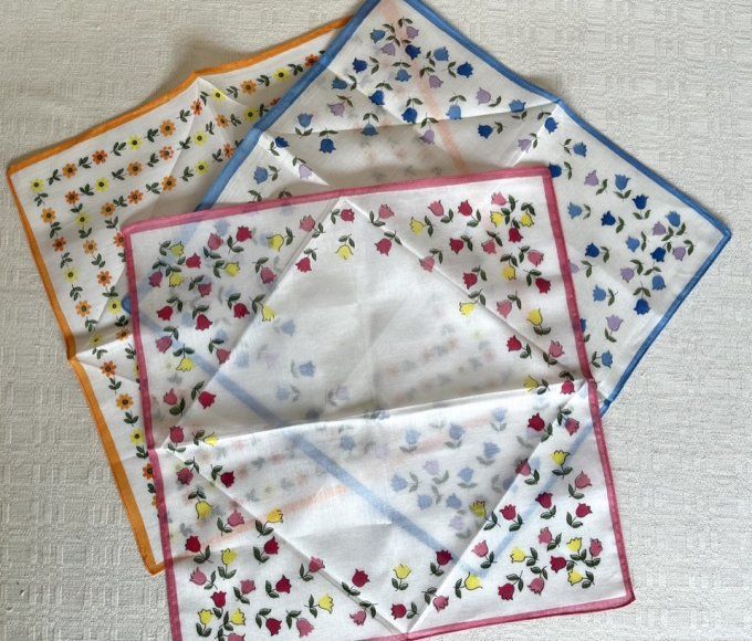 Lot de 12 mouchoirs vintage pour femme motifs floraux et géométriques 70s.
