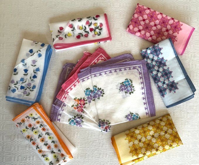 Lot de 12 mouchoirs vintage pour femme motifs floraux et géométriques 70s.