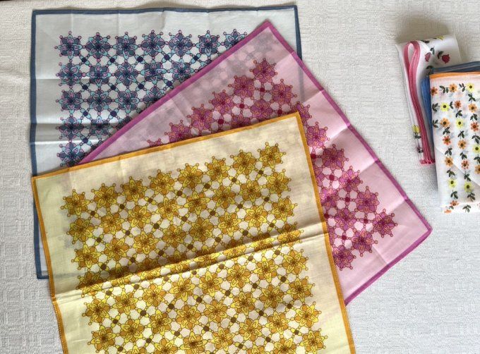 Lot de 12 mouchoirs vintage pour femme motifs floraux et géométriques 70s.