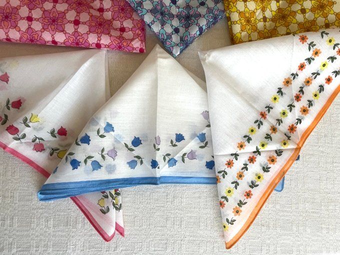 Lot de 12 mouchoirs vintage pour femme motifs floraux et géométriques 70s.