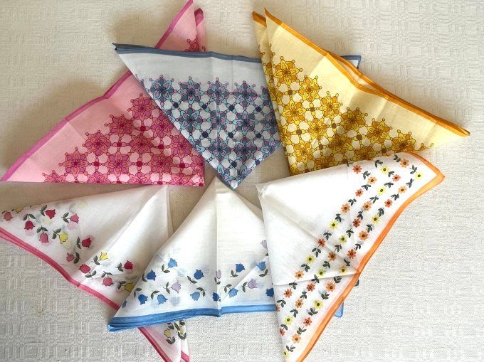 Lot de 12 mouchoirs vintage pour femme motifs floraux et géométriques 70s.