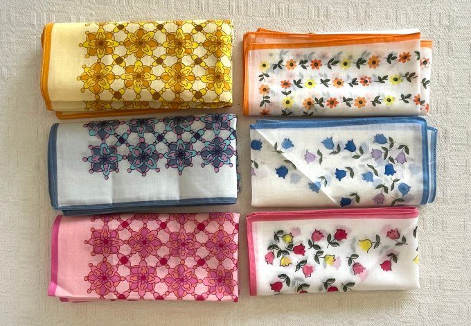 Lot de 12 mouchoirs vintage pour femme motifs floraux et géométriques 70s.
