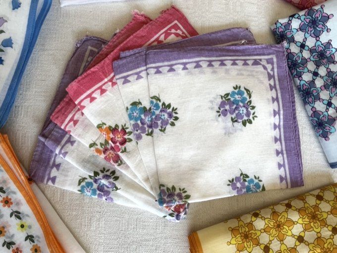 Lot de 12 mouchoirs vintage pour femme motifs floraux et géométriques 70s.