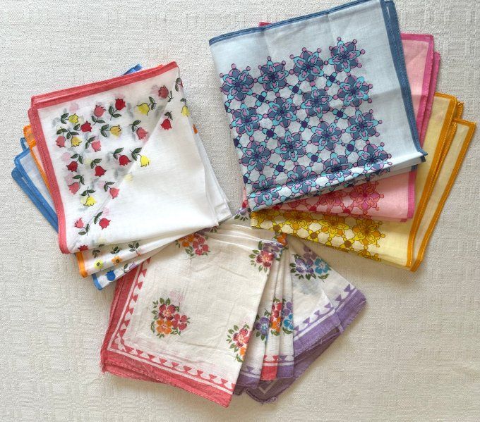 Lot de 12 mouchoirs vintage pour femme motifs floraux et géométriques 70s.