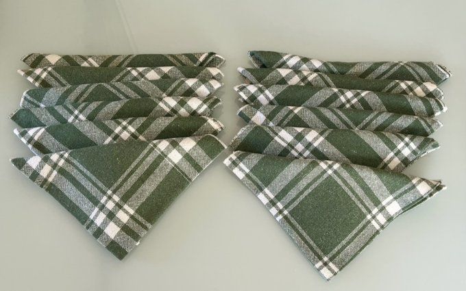 Lot de 12 serviettes de table vintage à carreaux vert bouteille et blanc.